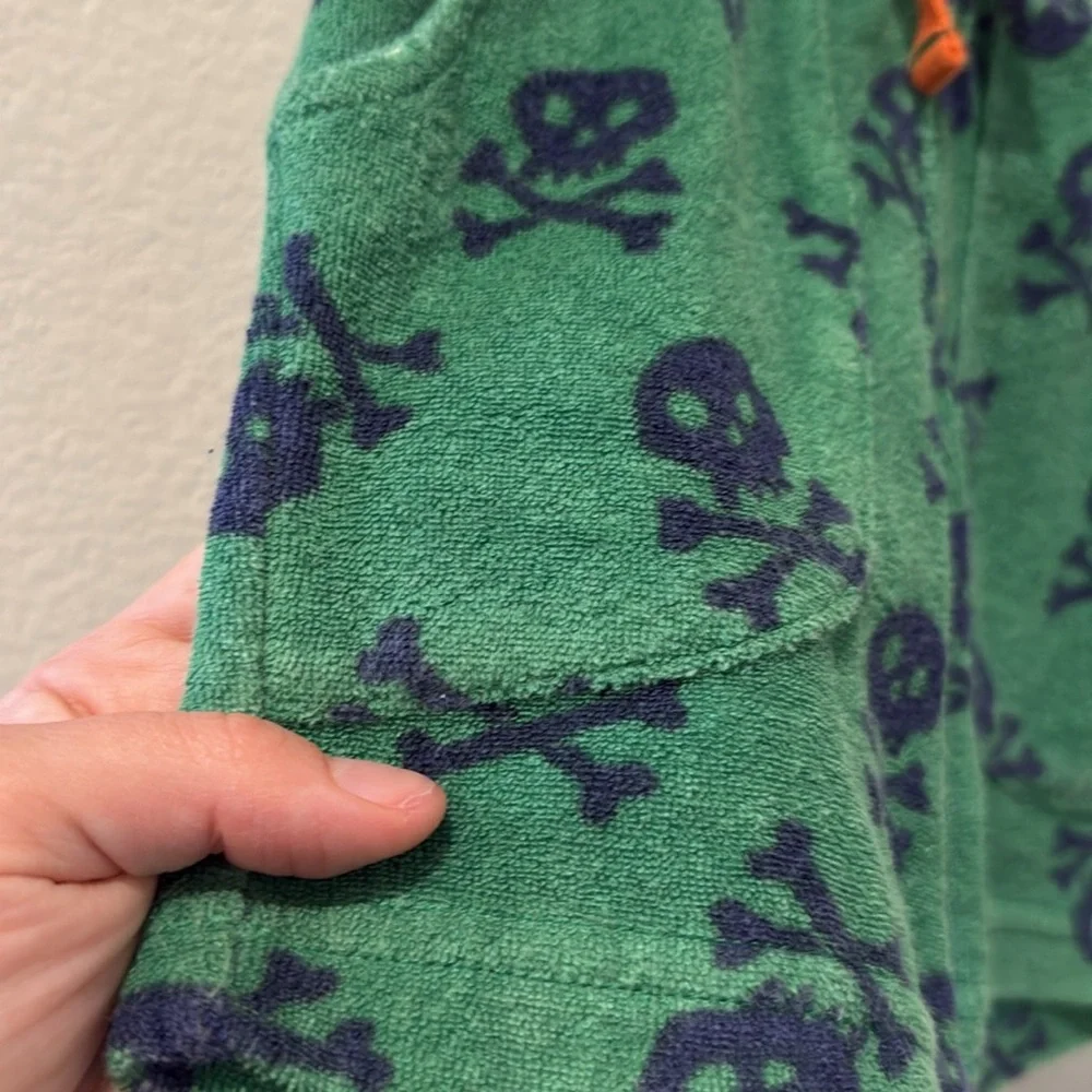 Mini Boden French Terry Green Baggies Shorts with‎ Blue Skull Pattern Size 18M